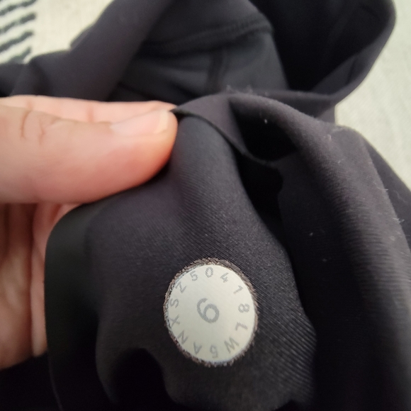 In Movement Lululemon 7/8 Leggings Everlux size 6 - Picture 2 of 4